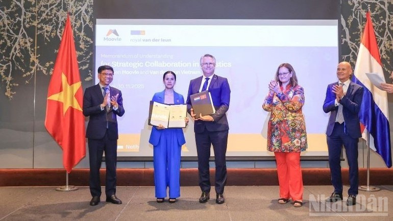 Les dirigeants de l'Administration maritime et navigable du Vietnam et de la société STC B.V. (STC Next) échangent un protocole d'accord relatif à la coopération en matière de formation dans les domaines maritime et fluvial. Photo : nhandan.vn