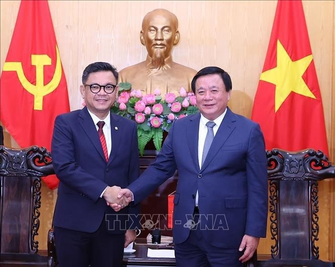 Le professeur et docteur Nguyên Xuân Thang, membre du Bureau politique, directeur de l’Académie nationale de politique Hô Chi Minh et président du Conseil central de théorie (droite) et le président de l’Académie nationale de résilience (Lembaga Ketahanan Nasional – LEMHANNAS) d’Indonésie, le docteur Ace Hasan Syadzily. Photo: VNA