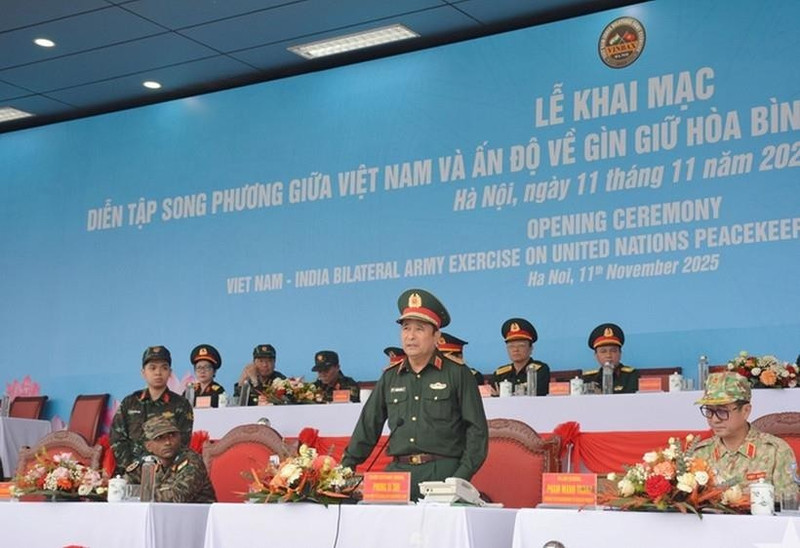 Le général de corps d'armée Phung Si Tân, chef d'état-major adjoint de l'Armée populaire du Vietnam à la répétition générale en vue de l'ouverture de l'exercice bilatéral Vietnam-Inde 2025. Photo : VNA.