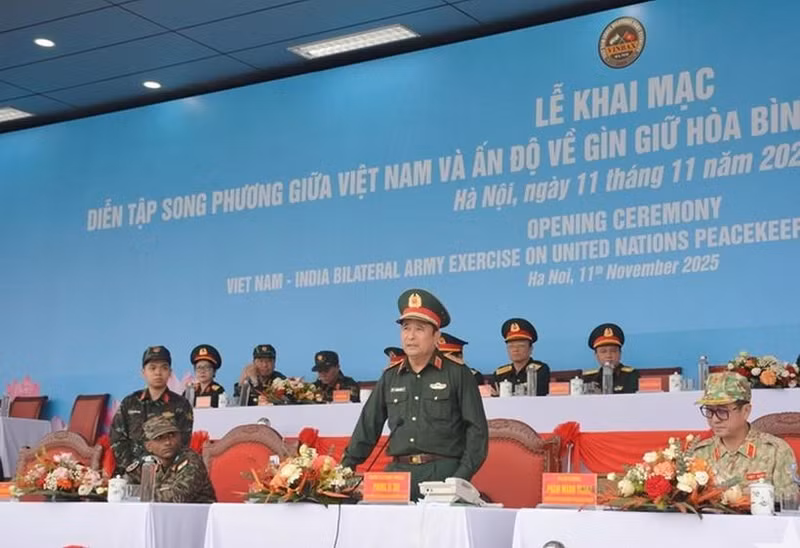 Le général de corps d'armée Phung Si Tân, chef d'état-major adjoint de l'Armée populaire du Vietnam à la répétition générale en vue de l'ouverture de l'exercice bilatéral Vietnam-Inde 2025. Photo : VNA.