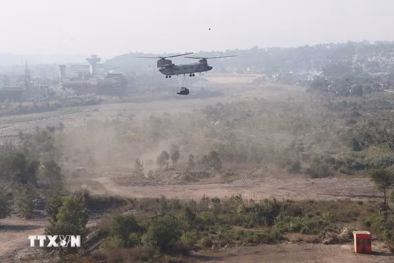 Des avions larguent des fournitures de secours lors de VINBAX 2024. (Photo : VNA)