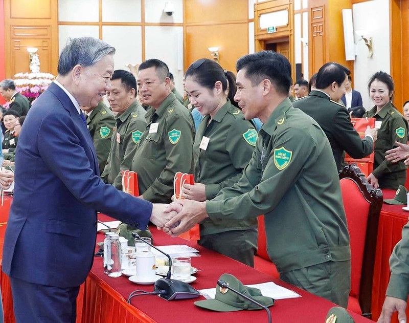 Le secrétaire général du Parti communiste du Vietnam (PCV), To Lam, rencontre 70 collectifs et individus exemplaires de la force participant à la protection de la sécurité et de l’ordre au niveau local à travers le pays. Photo : VNA.