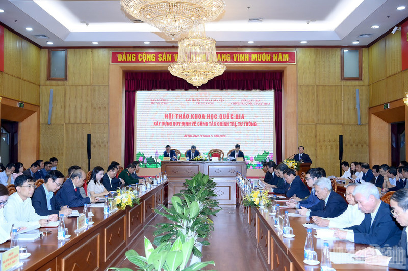 Quang cảnh Hội thảo Khoa học quốc gia "Xây dựng quy định về công tác chính trị, tư tưởng".