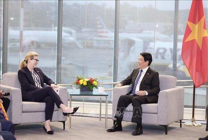 Le président de la République, Luong Cuong, et Stephanie Pope, présidente-directrice générale de Boeing Commercial Airplanes. Photo : VNA.