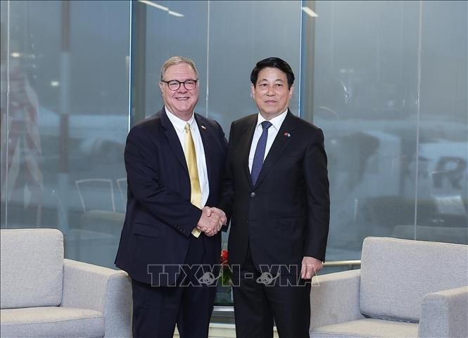 Le président de la République, Luong Cuong (à droite), et le vice-gouverneur de l’État de Washington, Denny Heck. Photo : VNA.