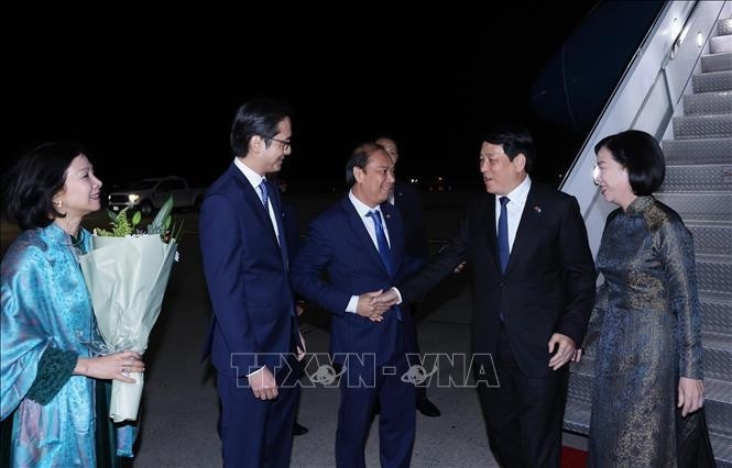 Le président Luong Cuong, son épouse et une délégation vietnamienne de haut rang les accompagnant sont arrivés le 21 septembre (heure locale) à l’aéroport international J.F. Kennedy, New York, pour participer à la Semaine de haut niveau de l’Assemblée nationale des Nations unies. Photo : VNA.