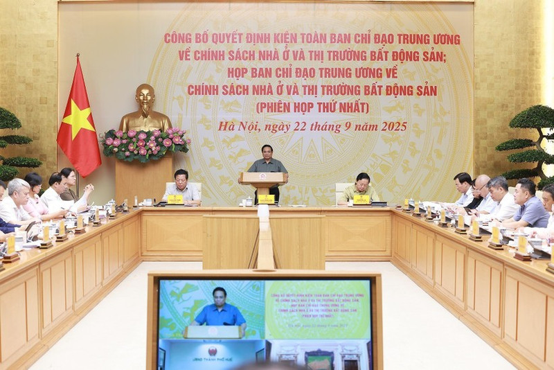 Le Premier ministre Pham Minh Chinh, président du Comité de pilotage des politiques de logement et du marché immobilier, préside la première réunion de cet organisme. Photo : VNA.