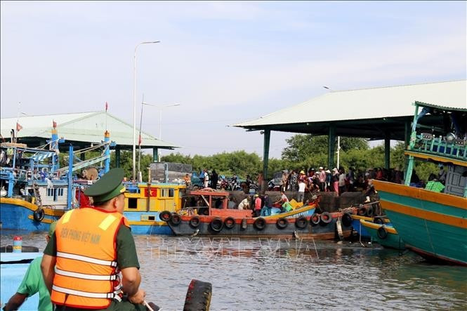 Contrôle de bateaux de pêche au port de Phu Hai, quartier de Phu Thuy, province de Lam Dong. Photo : Nguyên Thanh/VNA