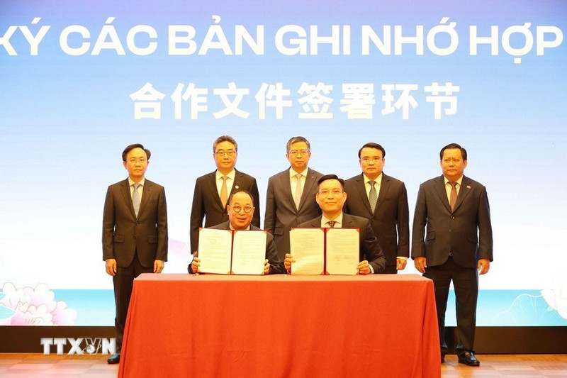 Signature des accords de coopération entre des entreprises vietnamiennes et chinoises Photo : VNA.