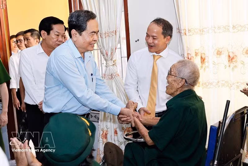 Le président de l'Assemblée nationale, Trân Thanh Mân, rencontre des invalides de guerre au Centre de soins des invalides de guerre et des personnes ayant rendu des services méritoires de Long Dat, dans la commune de Long Hai, à Hô Chi Minh-Ville. Photo : VNA.