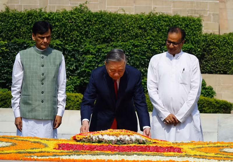 Le Secrétaire général du Parti et Président de la République To Lam rend hommage à Mahatma Gandhi