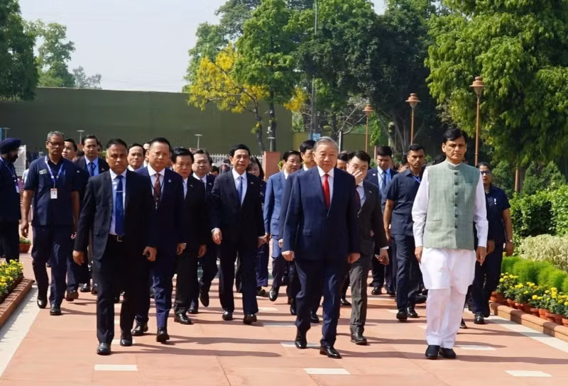 Le Secrétaire général du Parti et Président de la République To Lam et la haute délégation vietnamienne déposent une couronne de fleurs au Mémorial Mahatma Gandhi. (Photo : Ngoc Thuy - TTXVN)