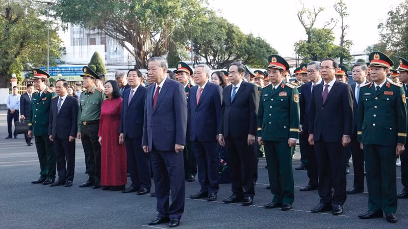 Le Secrétaire général To Lam et les délégués ont déposé des fleurs et offert de l’encens au Monument de la Victoire. (Photo : Thong Nhat/TTXVN)