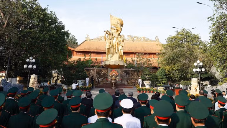 Le Secrétaire général To Lam et les délégués déposent des fleurs et offrent de l’encens à la Stèle commémorative dédiée aux Héros morts pour la Patrie. (Photo : Thong Nhat/TTXVN)