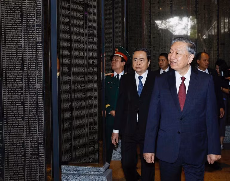 Le Secrétaire général To Lam et les délégués visitent la Stèle commémorative dédiée aux Héros morts pour la Patrie. (Photo : Thong Nhat/TTXVN)
