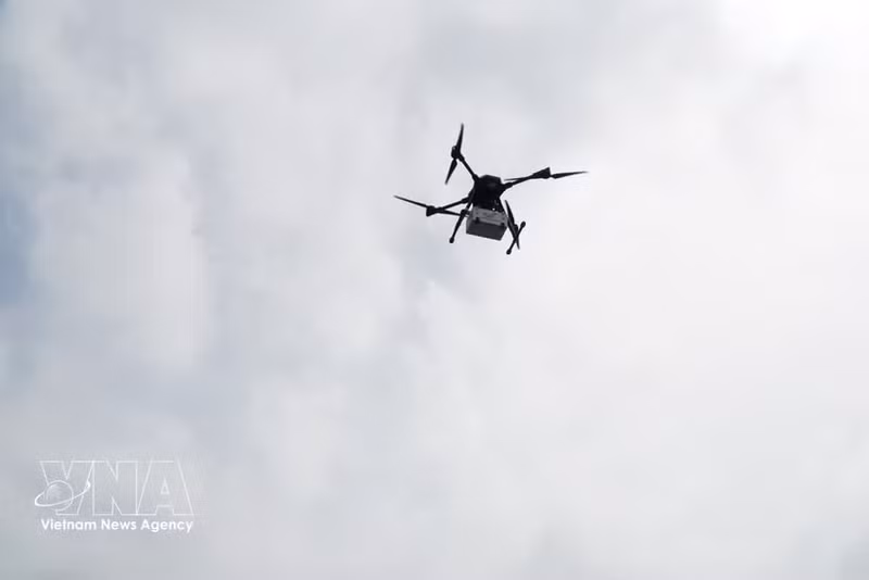 L’année 2026 constituera une étape importante avec le lancement d’un programme pilote de livraison de marchandises par drone et l’expérimentation d’une liaison postale aérienne entre Cân Gio et Vung Tau. Photo : VNA
