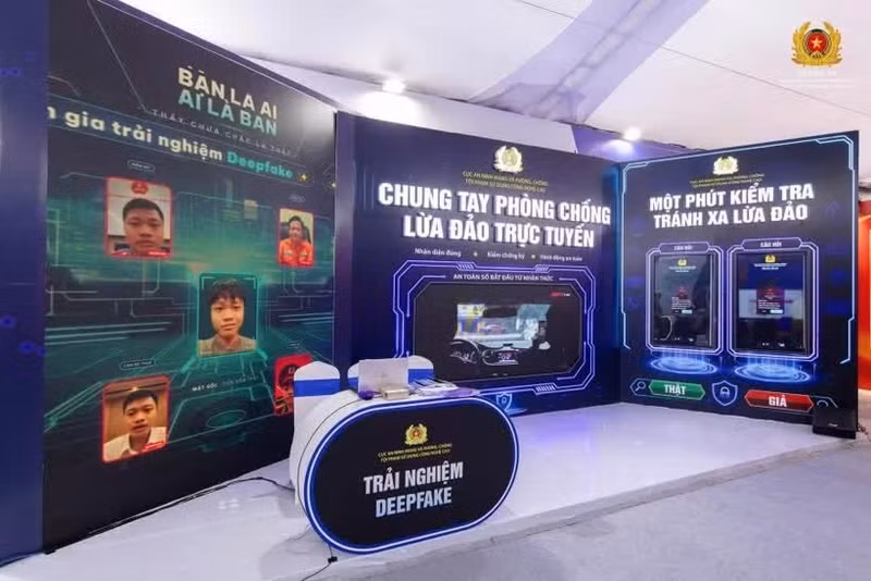 L'exposition gratuite propose aux habitants de la capitale ainsi qu’aux touristes une immersion au cœur des défis liés à la cybersécurité. Photo: Vietnam+