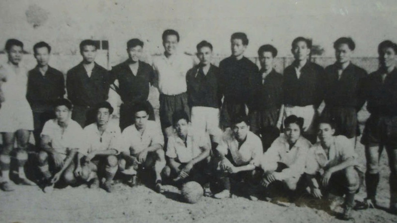 Image de l’équipe de football de Hai Phong lors d’un match amical avec les marins du navire de guerre français Dumont d’Urville. (Photo d’archives)