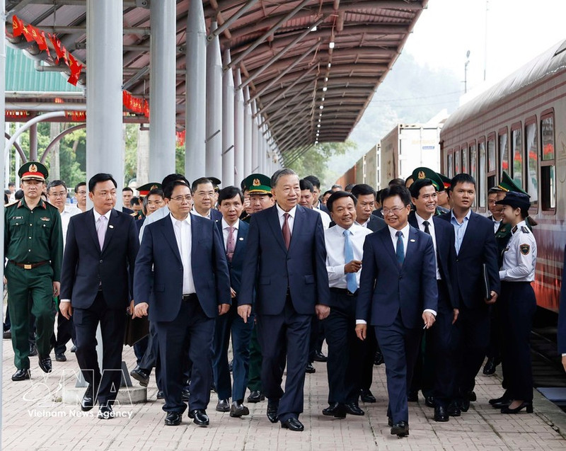 Le secrétaire général To Lam, le Premier ministre Pham Minh Chinh et d'autre délégués effectuent une inspection de terrain à la gare de Dong Dang. Photo : VNA.