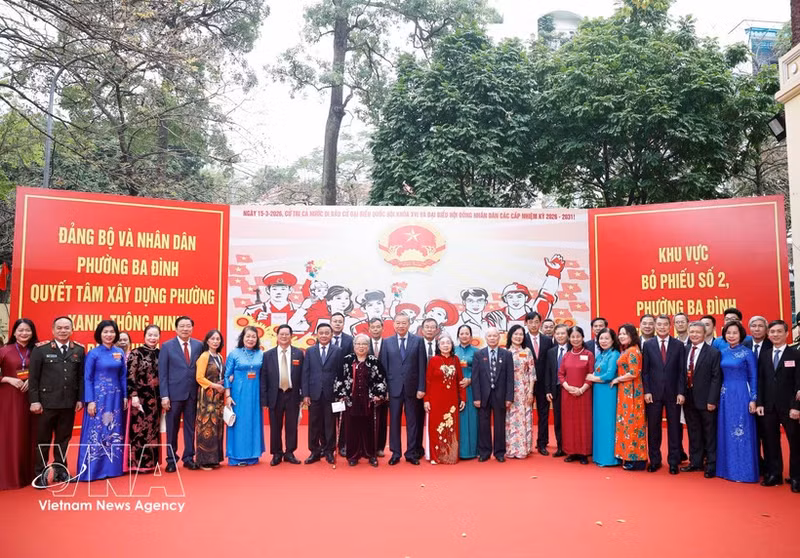 Le secrétaire général du Parti communiste du Vietnam To Lam avec des électeurs au bureau de vote n° 2, quartier de Ba Dinh, Hanoï. Photo : Thong Nhat - VNA.