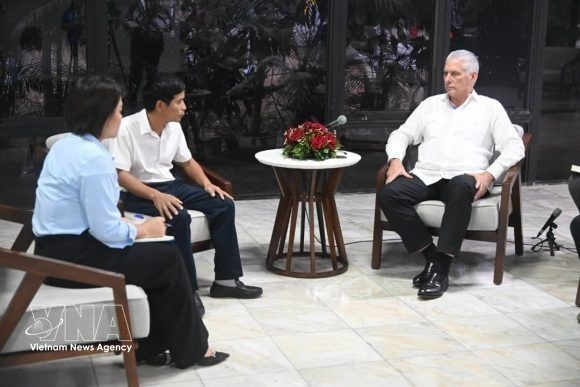 Le Premier secrétaire du Comité central du Parti communiste cubain et président de Cuba, Miguel Díaz-Canel Bermúdez (droite), reçoit le président de la société Agri-VMA, Nguyen Van Quang. Photo: VNA