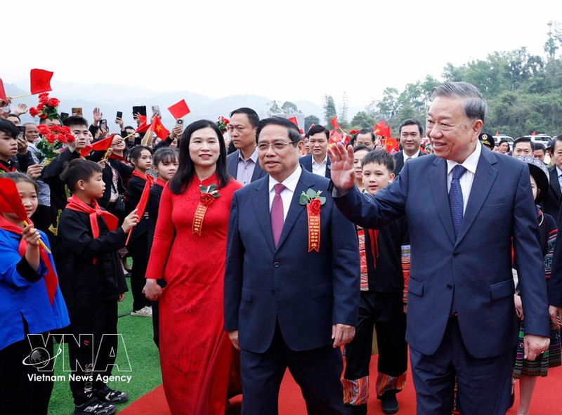 Le secrétaire général du Parti communiste du Vietnam, To Lam, et le Premier ministre vietnamien Pham Minh Chinh assistent à la cérémonie dans la commune de Dong Dang, province de Lang Son. Photo : VNA.