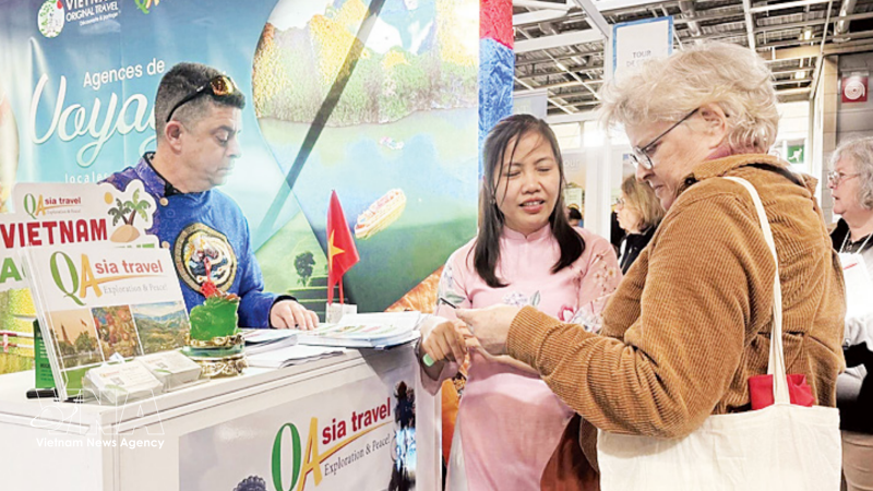 Des touristes français découvrent les produits touristiques vietnamiens lors du Salon international du tourisme 2026 à Paris. Photo : VNA.