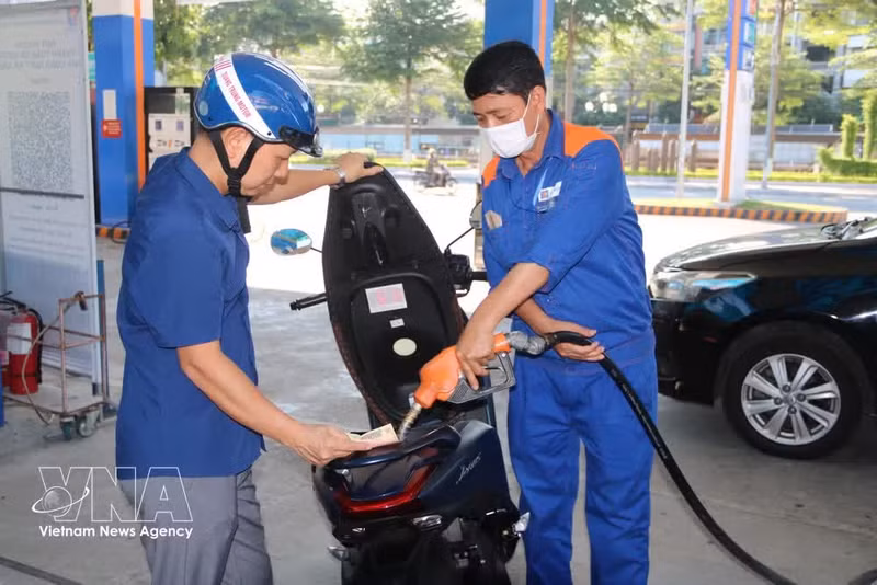 Un motocycliste fait le plein de l’essence E10 à la station-service Petrolimex Hung Yên n°25 (quartier de Trân Lam, province de Hung Yên). Photo : VNA.