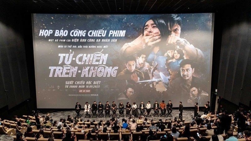 Le film Combat aérien témoigne de la coopération efficace entre le Cinéma de la Police populaire et une unité privée. Photo : Équipe de production.