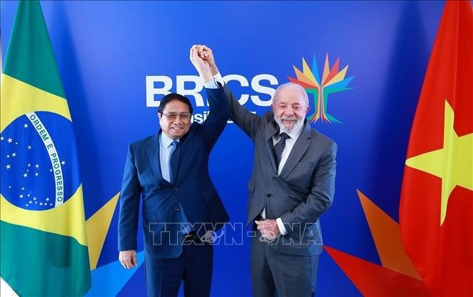 Le Premier ministre Pham Minh Chinh (à gauche) et le président brésilien Lula da Silva. Photo : VNA.