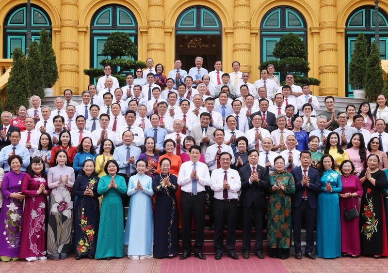 Le président Luong Cuong et les délégués de la rencontre. Photo : VNA.