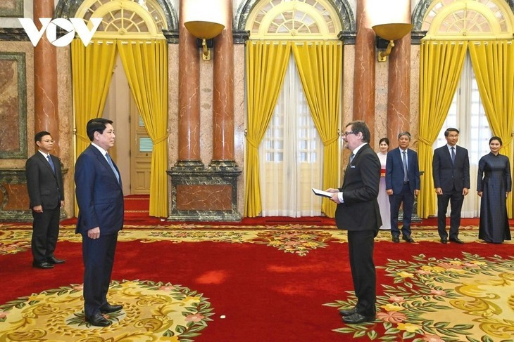 L’ambassadeur de Finlande, Pekka Voutilainen, présente ses lettres de créance au président Luong Cuong (à gauche). Photo : VOV.