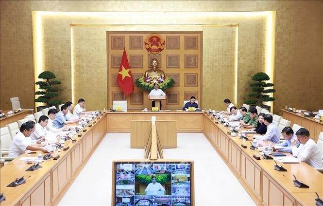 Le Premier ministre Pham Minh Chinh préside la réunion de la Permanence du gouvernement avec les ministères et organismes concernés, diffusée en ligne dans 12 localités, pour examiner le relèvement après le passage du typhon n°10 (Bualoi) et préparer la riposte face à la menace imminente du typhon n°11 (Matmo). Photo : VNA.
