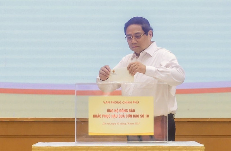Le Premier ministre Pham Minh Chinh fait un don pour aider la population à surmonter les conséquences de la tempête n° 10. Photo : VNA