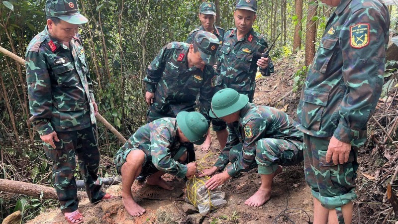Les forces de génie de Dà Nang neutralisent avec succès la bombe de 220 kg datant de la guerre. Photo: Commandement militaire de la ville de Dà Nang.