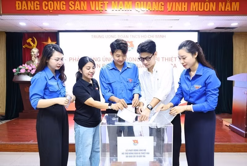 Des responsables et membres de l'Union de la jeunesse communiste Hô Chi Minh collectent des fonds en faveur des sinistrés du typhon Bualoi. Photo : Minh Duc - VNA.