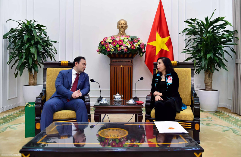 La vice-ministre vietnamienne Le Thi Thu Hang reçoit le directeur général de Zarubezhneft Vietnam