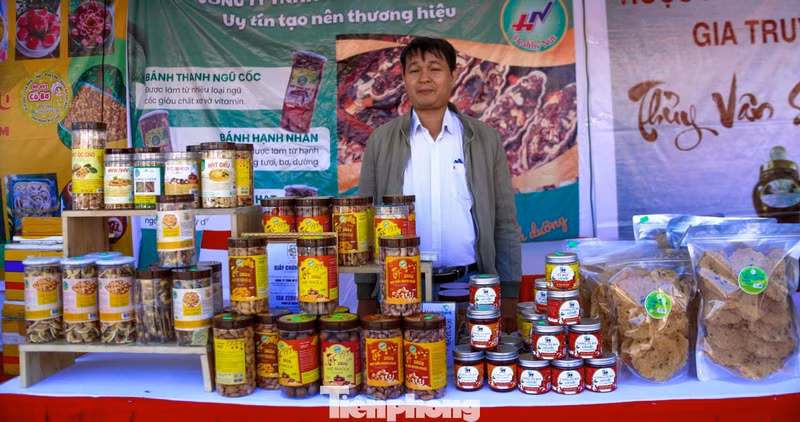 M. Hoang Xuan Long, résidant dans le quartier de Ngu Hanh Son, a indiqué que cette année, il participe au programme avec des produits à base de fruits secs et de graines nutritionnelles, tels que les amandes, les noix, les noix de macadamia et les noix de cajou, afin de répondre à la demande croissante des consommateurs à l’approche du Têt. Selon lui, la diversité des conditionnements et les prix raisonnables permet d’attirer de nombreux clients dès le matin.