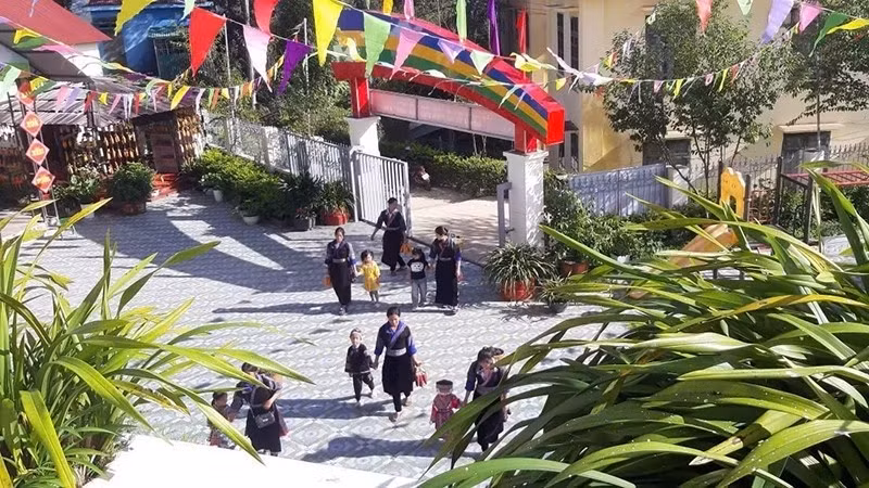 Les parents accompagnent leurs enfants à l'école maternelle de Kim Noi.