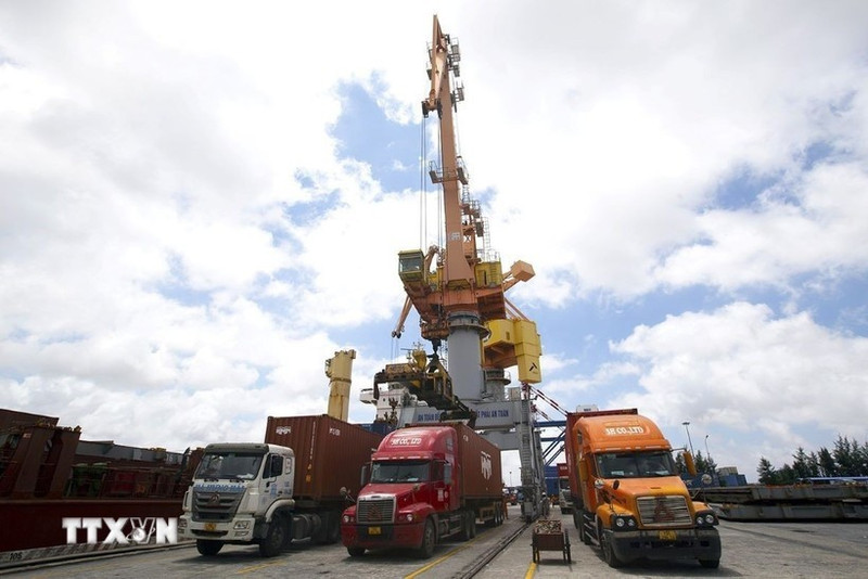 Les camions transportent des marchandises à l'exportation au port de Tan Vu, à Hai Phong. Photo : VNA.