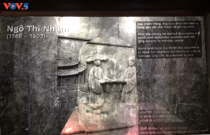 Les technologies numériques et de projection sont utilisées pour transformer les documents historiques en images saisissantes. Photo : Thuy Tiên/VOV1.