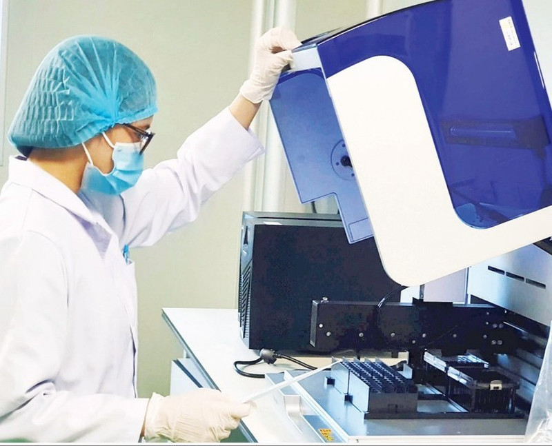 Recherches sur les gènes humains anciens à l'Institut de biologie (Académie vietnamienne des sciences et technologies). Photo : nhandan.vn