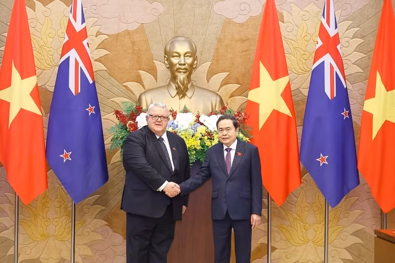 Le président de l’Assemblée nationale, Trân Thanh Mân (droite) et le président de la Chambre des représentants de Nouvelle-Zélande, Gerry Brownlee. Photo : VNA.