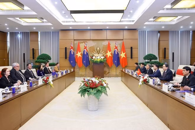 Entretien entre le président de l’Assemblée nationale, Trân Thanh Mân (droite) et le président de la Chambre des représentants de Nouvelle-Zélande, Gerry Brownlee. Photo: VNA