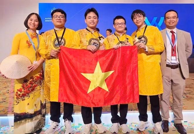 L'équipe vietnamienne a remporté quatre médailles d'or aux Olympiades internationales de chimie 2025. Photo : Ministère de l'Éducation et de la Formation