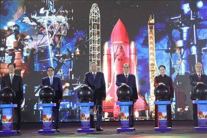 Le secrétaire général du Parti, To Lam, le Premier ministre Pham Minh Chinh et d'autres dirigeants du Parti et de l'État, ainsi que d'anciens dirigeants, lors de la cérémonie d'ouverture. Photo : Thong Nhat/VNA.