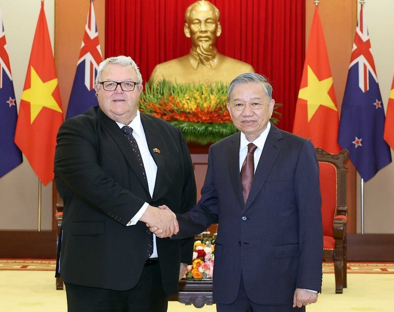 Le secrétaire général du Parti communiste du Vietnam, Tô Lâm rencontre le président de la Chambre des représentants néo-zélandaise Gerry Brownlee à Hanoï. Photo : VNA.