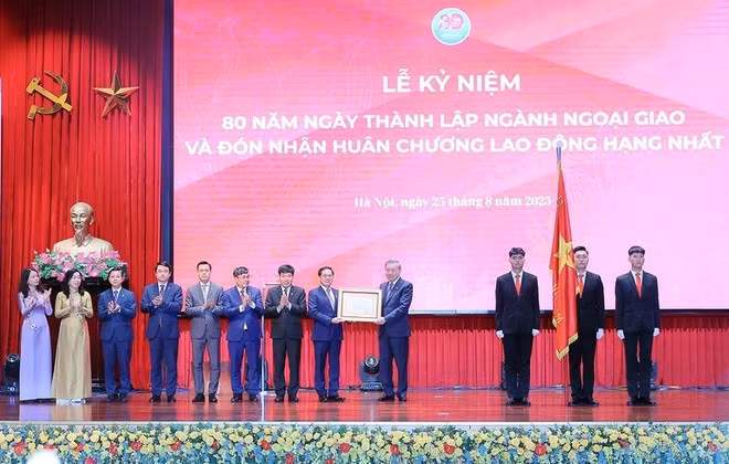 Lors de la cérémonie célébrant des 80 ans du secteur diplomatique du Vietnam. Photo : VNA.