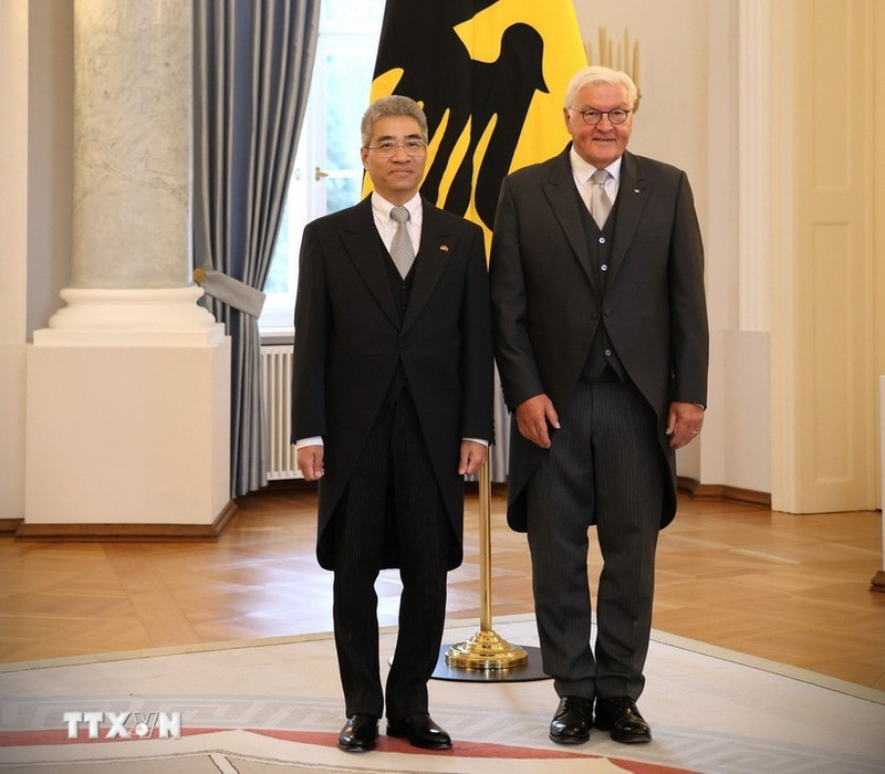 Le président allemand Frank-Walter Steinmeier (à droite) et l'ambassadeur du Vietnam en Allemagne Nguyen Dac Thanh. Photo : VNA.