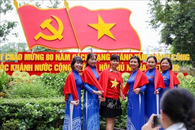Dans l'ambiance festive, de nombreux Hanoïens descendent dans la rue pour prendre des photos avec le drapeau national, témoignant ainsi de leur patriotisme et de leur fierté nationale. Photo d'illustration : VNA.